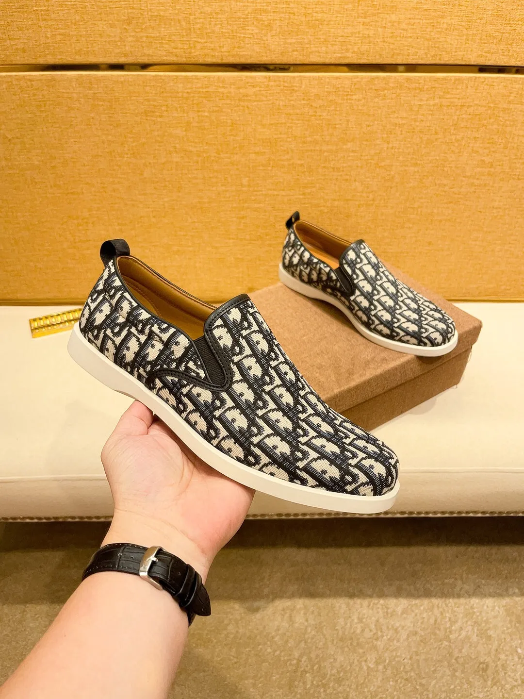 Factory price 380🔥[Dior] The latest 2024 new model is carefully crafted and set off the audience! An international brand that continues to innovate. This men's all-season casual shoe, the original version, has an all-leather upper, breathable and comfortable leather feet ➕Rubber non-slip outsole, breathable and comfortable, quality speaks for itself👄Color: two colors Size: 38-44